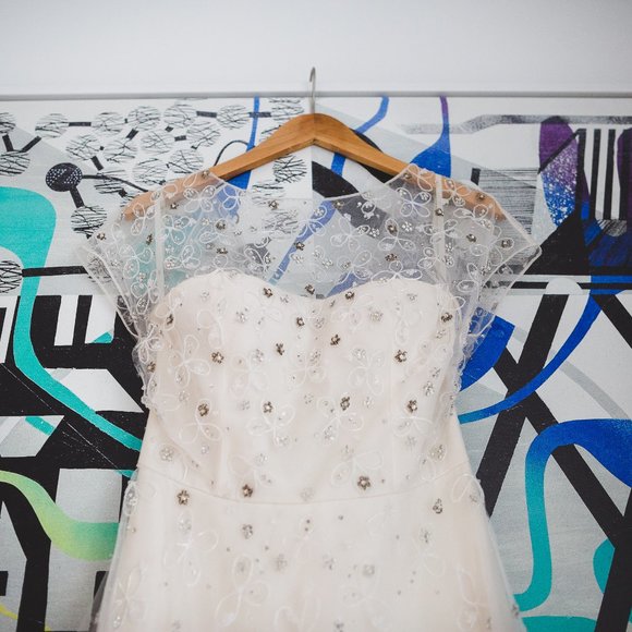 Oscar de la Renta A-Line Beaded Wedding Gown - Picture 2 of 8